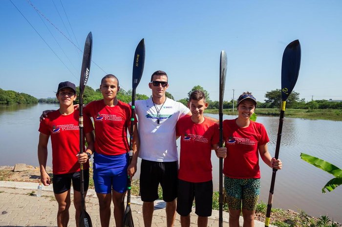  

São Leopoldo, RS, BRASIL, 21/09/2017 : Alunos do projeto  Canoagem na Escola, mantido pela prefeitura de São Leopoldo, são convocados para a Seleção Brasileira de Canoagem e participarão do Sul-Americano de Canoagem Velocidade, no Uruguai.  

Saimom Justino Carvalho, 14 anos, e a irmã Aghata Justino Carvalho, 16 anos. 
Eduardo Ademir Apollo (boné preto/camiseta vermelha), 15 anos, Daniel de Souza (cabelo curto e verde), 16 anos. 

Professor do projeto e convocado para ser técnico da Seleção - Luis Marcelo Carneiro 


(Omar Freitas/Agência RBS)