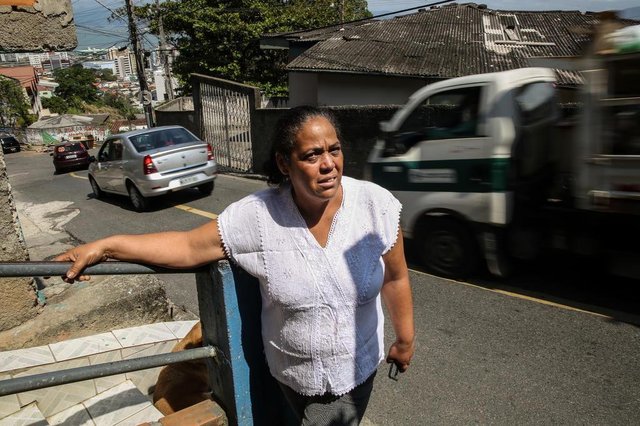 FLORIANOPOLIS, SC, BRASIL,26/09/2017 - Moradores do Monte Serrat alertam para problemas no trânsito da comunidade - A Rua General Vieira da Rosa virou caminho alternativo para muitos moradores de Florianopolis, mas a rua estreita e a falta de calcadas coloca em risco os moradores que transitam por ali.Foto: Lia Cardoso, 51 anos, aposentadaLocal: FlorianópolisIndexador: Betina HumeresFonte: Diário Catarinense FLORIANOPOLIS, SC, BRASIL,26/09/2017 - Moradores do Monte Serrat alertam para problemas no trânsito da comunidade - A Rua General Vieira da Rosa virou caminho alternativo para muitos moradores de Florianopolis, mas a rua estreita e a falta de calcadas coloca em risco os moradores que transitam por ali.Foto: Lia Cardoso, 51 anos, aposentadaLocal: FlorianópolisIndexador: Betina HumeresFonte: Diário Catarinense