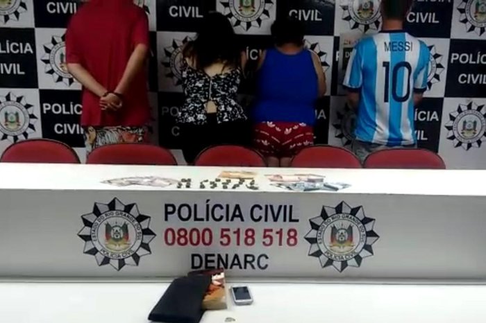 Agentes da 3ª Delegacia do Departamento de Investigação do Narcotráfico (Denarc) prenderam, na manhã desta quarta-feira (27), quatro pessoas da mesma família por tráfico de drogas em Canoas. O ponto de venda do grupo, no bairro Mathias Velho, foi fechado.
A operação foi resultado de investigação que apurava o envolvimento da família inteira no gerenciamento do tráfico na região. São dois homens, genro e sogro, e duas mulheres, ambas filhas deste último. Agentes da 3ª Delegacia do Departamento de Investigação do Narcotráfico (Denarc) prenderam, na manhã desta quarta-feira (27), quatro pessoas da mesma família por tráfico de drogas em Canoas. O ponto de venda do grupo, no bairro Mathias Velho, foi fechado.
A operação foi resultado de investigação que apurava o envolvimento da família inteira no gerenciamento do tráfico na região. São dois homens, genro e sogro, e duas mulheres, ambas filhas deste último.