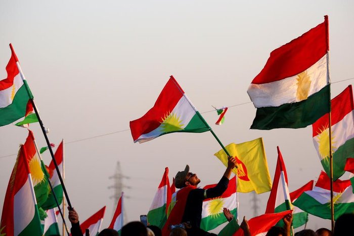 Syrian Kurds wave the Kurdish flag, in the northeastern Syrian city of Qamishli on September 27, 2017, during a gathering in support of the independence referendum in Iraqs autonomous northern Kurdish region.
Iraqs Kurds announced a massive yes vote for independence following a referendum that has incensed Baghdad and sparked international concern. / AFP PHOTO / DELIL SOULEIMAN
Editoria: POL
Local: Qamishli
Indexador: DELIL SOULEIMAN
Secao: referenda
Fonte: AFP
Fotógrafo: STR
Syrian Kurds wave the Kurdish flag, in the northeastern Syrian city of Qamishli on September 27, 2017, during a gathering in support of the independence referendum in Iraqs autonomous northern Kurdish region.
Iraqs Kurds announced a massive yes vote for independence following a referendum that has incensed Baghdad and sparked international concern. / AFP PHOTO / DELIL SOULEIMAN
Editoria: POL
Local: Qamishli
Indexador: DELIL SOULEIMAN
Secao: referenda
Fonte: AFP
Fotógrafo: STR