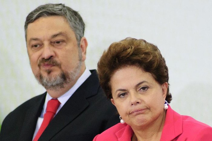 BRASÍLIA, DF, BRASIL, 26-05-2011, 11h30. O ministro-chefe da Casa Civil Antonio Palocci e a presidente Dilma Rousseff participam de cerimônia de assinatura de termos de compromisso para construção de quadras esportivas escolares cobertas e unidades de educação infantil do PAC 2 e doação de bicicletas e capacetes escolares do programa Caminho da Escola, no Palácio do Planalto. (Foto: Marcelo Camargo/Folhapress, 5163, PODER) BRASÍLIA, DF, BRASIL, 26-05-2011, 11h30. O ministro-chefe da Casa Civil Antonio Palocci e a presidente Dilma Rousseff participam de cerimônia de assinatura de termos de compromisso para construção de quadras esportivas escolares cobertas e unidades de educação infantil do PAC 2 e doação de bicicletas e capacetes escolares do programa Caminho da Escola, no Palácio do Planalto. (Foto: Marcelo Camargo/Folhapress, 5163, PODER)
