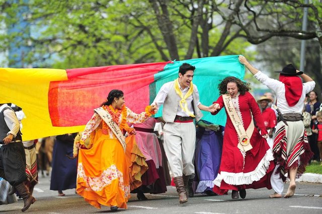  SANTA MARIA, RS, BRASIL. 20/09/2017.Entidades, caminh&otilde;es e cavaleiros desfilaram o orgulho ga&uacute;cho na Avenida Medianeira.FOTO: GABRIEL HAESBAERT / NEWCO DSM