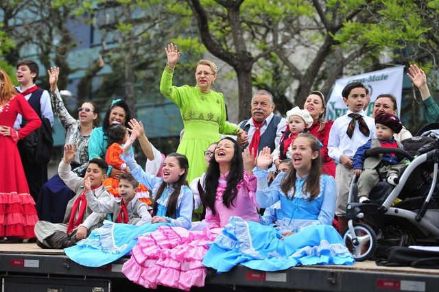  SANTA MARIA, RS, BRASIL. 20/09/2017.Entidades, caminh&otilde;es e cavaleiros desfilaram o orgulho ga&uacute;cho na Avenida Medianeira.FOTO: GABRIEL HAESBAERT / NEWCO DSM