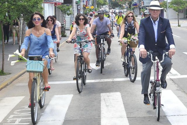  SANTA MARIA , RS , BRASIL , 06/11/2016As ruais centrais de Santa Maria serviram como passarelas para um verdadeiro desfile de elegância em  bicicletas. Em vez das tradicionais roupas para exercícios, os trajes que a maioria dos cerca de 50 ciclistas que participaram do Stylish Cycling  vestiu terno, gravata, vestidos e sapato de salto alto. Essa é a segunda edição do evento, que também é conhecido como passeio ciclístico elegante.FOTO JEAN PIMENTEL / AGÊNCIA RBS, GERAL
