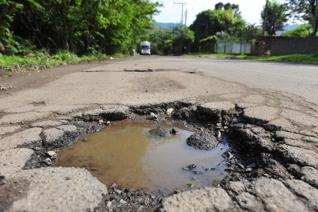 SANTA MARIA, RS, BRASIL. 26/09/2017.Fotos de rua esburacada ou ruim, de faixa de pedestre apagada, de sinaleira e do posto de saúde.Na foto: Buracos rua Castro alvesFOTO: GABRIEL HAESBAERT / NEWCO DSM SANTA MARIA, RS, BRASIL. 26/09/2017.Fotos de rua esburacada ou ruim, de faixa de pedestre apagada, de sinaleira e do posto de saúde.Na foto: Buracos rua Castro alvesFOTO: GABRIEL HAESBAERT / NEWCO DSM