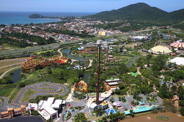O Beto Carrero World completou neste dia 28 de dezembro 25 anos com festa e a perspectiva de receber 500 mil visitantes só nesta temporada. A despeito da retração econômica, o parque vem batendo recordes de público ano a ano e deverá chegar à marca de 2,2 milhões de pessoas em 2017. Números que coincidem com a seleção entre os dez melhores parques temáticos do mundo e o título de melhor parque da América do Sul, concedido pelo site de viagens TripAdvisor pelo terceiro ano consecutivo. Um potencial inimaginável para quem conheceu o parque na estreia, 25 anos atrás ¿ mas do tamanho dos sonhos do eterno caubói Sérgio Murad, o Beto Carrero. O Beto Carrero World completou neste dia 28 de dezembro 25 anos com festa e a perspectiva de receber 500 mil visitantes só nesta temporada. A despeito da retração econômica, o parque vem batendo recordes de público ano a ano e deverá chegar à marca de 2,2 milhões de pessoas em 2017. Números que coincidem com a seleção entre os dez melhores parques temáticos do mundo e o título de melhor parque da América do Sul, concedido pelo site de viagens TripAdvisor pelo terceiro ano consecutivo. Um potencial inimaginável para quem conheceu o parque na estreia, 25 anos atrás ¿ mas do tamanho dos sonhos do eterno caubói Sérgio Murad, o Beto Carrero.