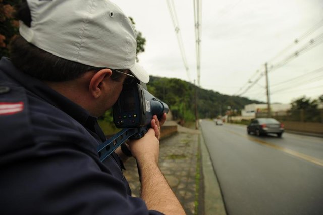 Blumenau-sc-Brasil, Seterb usa radar móvel para multar motoristas infratores na rua Hermann Huscher Blumenau-sc-Brasil, Seterb usa radar móvel para multar motoristas infratores na rua Hermann Huscher