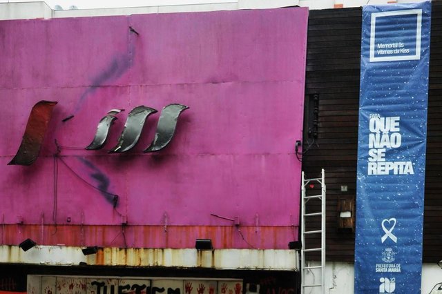  Santa Maria - RS - Brasil Faixa sobre o memorial na faixada da Kiss