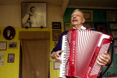 *** Adelar Bertussi/ xu1 ***
Adelar Bertussi, o músico vivo que formava a dupla Os Bertussi. Adelar está voltando aos palcos.