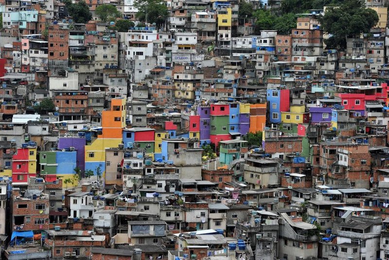 Desde que a pacificação na Rocinha, muitas casas foram  pintadas com cores vibrantes 

View of the Rocinha shantytown in Rio de Janeiro, Brazil on December 6, 2011.  Since Rocinhas pacification by authorities on November 2011, several houses have been repainted in brighter colours.   AFP PHOTO/CHRISTOPHE SIMON