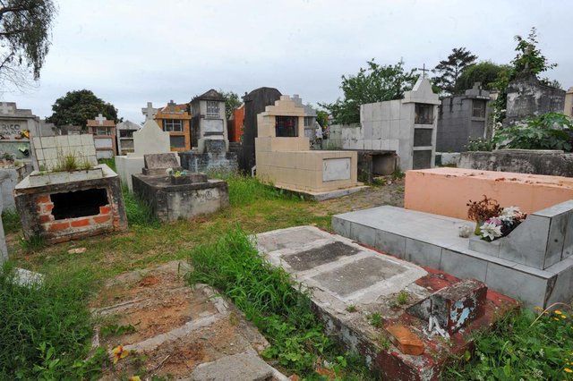  Santa Maria, RS, Brasil, 22/09/2017.Cemit&eacute;rio Ecum&ecirc;nico Municipal recebe melhorias da prefeitura, como ro&ccedil;ada e retirada de res&iacute;duos s&oacute;lidos. Mesmo assim, problemas s&atilde;o vis&iacute;veis. T&uacute;mulos est&atilde;o abertos e v&aacute;rias &aacute;reas continuam remetendo ao descaso.Indexador: GERMANO RORATO