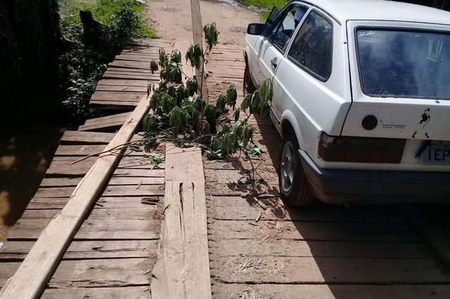 Moradores da Rua Adão Castro Medeiros reclamam que a ponte de acesso a Vila Ipiranga está quebrada, assim como existe um buraco em forma de piscina que está sempre com água empoçada Moradores da Rua Adão Castro Medeiros reclamam que a ponte de acesso a Vila Ipiranga está quebrada, assim como existe um buraco em forma de piscina que está sempre com água empoçada