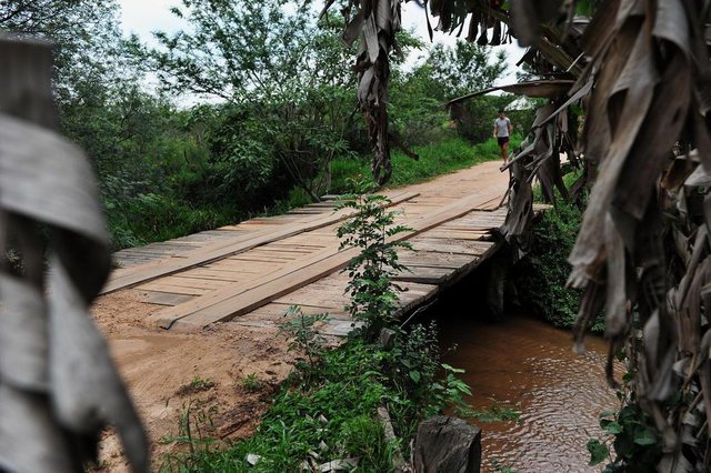 Santa Maria - RS - Brasil 25/09/2017 Moradores da Rua Adão Castro Medeiros reclamam que a ponte de acesso a Vila Ipiranga está quebrada, assim como existe um buraco em forma de piscina que está sempre com água empoçadaCASE: Teresa dos Santos Simões (estava de camisa do grêmio)Maria Conceição da Silva da Rosa (estava de vestido branco com detalhes roxos, é a mais velha dos entrevistados) Santa Maria - RS - Brasil 25/09/2017 Moradores da Rua Adão Castro Medeiros reclamam que a ponte de acesso a Vila Ipiranga está quebrada, assim como existe um buraco em forma de piscina que está sempre com água empoçadaCASE: Teresa dos Santos Simões (estava de camisa do grêmio)Maria Conceição da Silva da Rosa (estava de vestido branco com detalhes roxos, é a mais velha dos entrevistados)