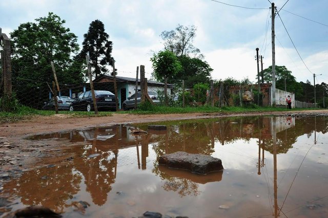 Santa Maria - RS - Brasil 25/09/2017 Moradores da Rua Adão Castro Medeiros reclamam que a ponte de acesso a Vila Ipiranga está quebrada, assim como existe um buraco em forma de piscina que está sempre com água empoçadaCASE: Teresa dos Santos Simões (estava de camisa do grêmio)Maria Conceição da Silva da Rosa (estava de vestido branco com detalhes roxos, é a mais velha dos entrevistados) Santa Maria - RS - Brasil 25/09/2017 Moradores da Rua Adão Castro Medeiros reclamam que a ponte de acesso a Vila Ipiranga está quebrada, assim como existe um buraco em forma de piscina que está sempre com água empoçadaCASE: Teresa dos Santos Simões (estava de camisa do grêmio)Maria Conceição da Silva da Rosa (estava de vestido branco com detalhes roxos, é a mais velha dos entrevistados)
