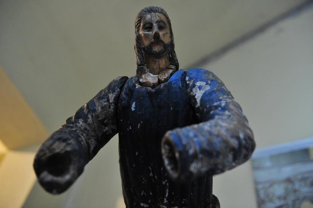  Santa Maria - RS - Brasil 29/09/2017Museu Sacro de Santa Maria vai expor esculturas missioneiras de Santo Ant&ocirc;nio (imagem maior) e Nosso Senhor dos Passos (imagem menor, de Cristo curvado) com mais de 300 anos de idade. Obras estavam guardadas em espa&ccedil;o anexo ao museu, na Catedral Metropolitana.