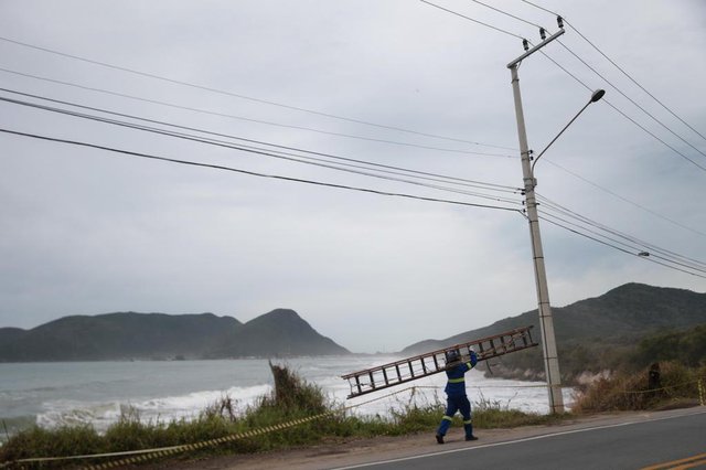 FLORIANÓPOLIS, SC, BRASIL, 02/10/2017: Celesc faz reparos no Morro das Pedras. (Foto: CRISTIANO ESTRELA / DIÁRIO CATARINENSE) FLORIANÓPOLIS, SC, BRASIL, 02/10/2017: Celesc faz reparos no Morro das Pedras. (Foto: CRISTIANO ESTRELA / DIÁRIO CATARINENSE)