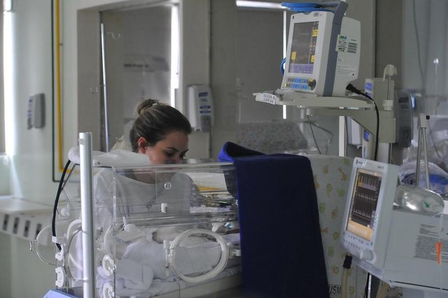 SANTA MARIA, RS, BRASIL. 02/10/2017.UTI NeoNatal do Husm volta a receber bebês prematuros ¿ superbactéria não foi detectada em examesFOTO: GABRIEL HAESBAERT / NEWCO DSM SANTA MARIA, RS, BRASIL. 02/10/2017.UTI NeoNatal do Husm volta a receber bebês prematuros ¿ superbactéria não foi detectada em examesFOTO: GABRIEL HAESBAERT / NEWCO DSM