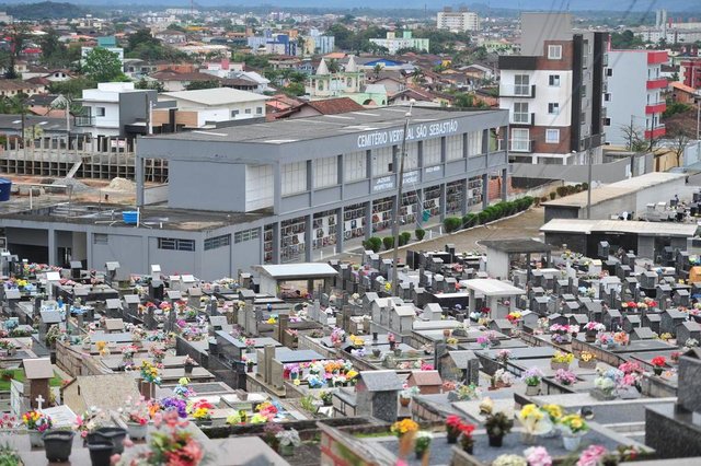 JOINVILLE,SC,BRASIL,02-10-2017.Falta de licenciamento em cemitério da cidade.Cemitério São Sebastião,bairro Iririú.(Foto:Salmo Duarte/A Notícia,Geral) JOINVILLE,SC,BRASIL,02-10-2017.Falta de licenciamento em cemitério da cidade.Cemitério São Sebastião,bairro Iririú.(Foto:Salmo Duarte/A Notícia,Geral)