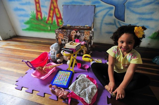  SANTA MARIA, RS, BRASIL. 26/09/2017.Luiza Pompeu, 4 anos, separou brinquedos para doar a crianças carentesFOTO: GABRIEL HAESBAERT / NEWCO DSM
