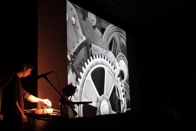 MIS - SC - projeto Cinema ao VivoOrquestra Manancial da Alvorada faz trilha sonora ao vivo do filme Tempos Modernos MIS - SC - projeto Cinema ao VivoOrquestra Manancial da Alvorada faz trilha sonora ao vivo do filme Tempos Modernos