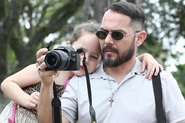  PORTO ALEGRE, RS, BRASIL - 27/09/2017 - Valdir Silva, deficiente visual e fotógrafo, conta com a ajuda da filha Vitória da Silva para fotografar. Ela tem 6 anos e acompanha o pai em todos os momentos. Fotos realizadas no Parque Marinha do Brasil. (Jefferson Botega/Agência RBS)Indexador: Jefferson Botega