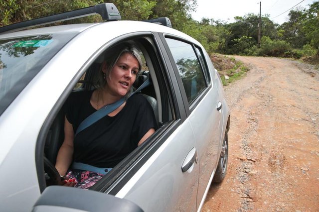 FLORIANÓPOLIS, SC, BRASIL, 02/10/2017: Celesc faz reparos no Morro das Pedras. Na foto: Carolina Severo. (Foto: CRISTIANO ESTRELA / DIÁRIO CATARINENSE) FLORIANÓPOLIS, SC, BRASIL, 02/10/2017: Celesc faz reparos no Morro das Pedras. Na foto: Carolina Severo. (Foto: CRISTIANO ESTRELA / DIÁRIO CATARINENSE)