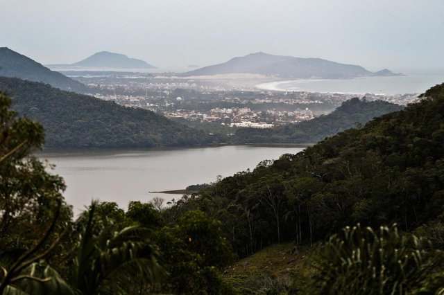 FLORIANÓPOLIS, SC, BRASIL, 02/10/2017: Celesc faz reparos no Morro das Pedras. Na foto: Estrada secundária de acesso ao sul da ilha. (Foto: CRISTIANO ESTRELA / DIÁRIO CATARINENSE) FLORIANÓPOLIS, SC, BRASIL, 02/10/2017: Celesc faz reparos no Morro das Pedras. Na foto: Estrada secundária de acesso ao sul da ilha. (Foto: CRISTIANO ESTRELA / DIÁRIO CATARINENSE)