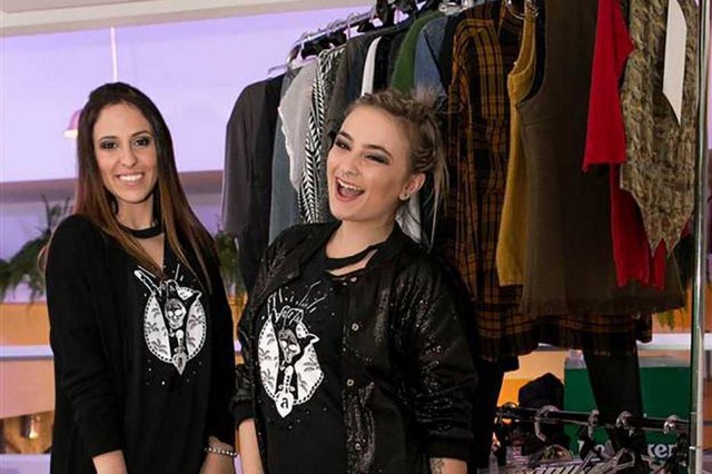 A dica muito especial de hoje vem da nossa querida amiga e leitora Nady Petit - comunicadora da Rádio Atlântida em Santa Catarina. Uma das idealizadoras do Projeto La Caravana, que incentiva e divulga a moda consciente, ela agora comanda, junto com uma turma do bem, o 1º Bazar Beneficente Rosa Fuerte que vai reverter toda a renda para a Rede Feminina de Combate ao Câncer. Será no próximo sábado, dia 7, das 15h às 19h, no Miss Donuts (Avenida Desembargador Vitor Lima, 498 ¿ Trindade). Como podemos participar? De duas formas: ¿uma é doando roupas, sapatos e acessórios que se usa mais. Assim você enche a nossa arara de desapegos do bem, abre espaço para novos apegos no seu guarda-roupa e faz o nosso evento ter mais força. Toda ajuda é bem-vinda e pode ser entregue no próprio Miss Donuts¿, conta Nady. A outra forma é indo no Bazar que vai contar, além do brechó, com exposição de fotos, música, coquetel e sorteio de quadros e tatuagem. Haverá também uma caixa para receber doações de lenços. Mais informações no Instagram: https://www.instagram.com/lacaravanaoficial/ A dica muito especial de hoje vem da nossa querida amiga e leitora Nady Petit - comunicadora da Rádio Atlântida em Santa Catarina. Uma das idealizadoras do Projeto La Caravana, que incentiva e divulga a moda consciente, ela agora comanda, junto com uma turma do bem, o 1º Bazar Beneficente Rosa Fuerte que vai reverter toda a renda para a Rede Feminina de Combate ao Câncer. Será no próximo sábado, dia 7, das 15h às 19h, no Miss Donuts (Avenida Desembargador Vitor Lima, 498 ¿ Trindade). Como podemos participar? De duas formas: ¿uma é doando roupas, sapatos e acessórios que se usa mais. Assim você enche a nossa arara de desapegos do bem, abre espaço para novos apegos no seu guarda-roupa e faz o nosso evento ter mais força. Toda ajuda é bem-vinda e pode ser entregue no próprio Miss Donuts¿, conta Nady. A outra forma é indo no Bazar que vai contar, além do brechó, com exposição de fotos, música, coquetel e sorteio de quadros e tatuagem. Haverá também uma caixa para receber doações de lenços. Mais informações no Instagram: https://www.instagram.com/lacaravanaoficial/