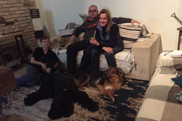 Nove anos ap&oacute;s ser arrastado preso em um fusca, Mimoso vive bem com a fam&iacute;lia que o adotou