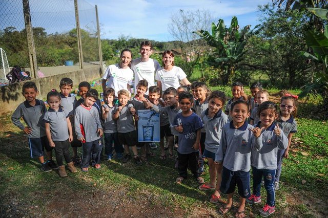JOINVILLE, SC, BRASIL (03-10-2017) - Alunos do primeiro periodo da Escola Municipal Professor Julio Machado da Luz junto dos integrantes do projeto Engenheiros sem fronteira e Escola Eficiente. (Foto: Maykon Lammerhirt, A Notícia) JOINVILLE, SC, BRASIL (03-10-2017) - Alunos do primeiro periodo da Escola Municipal Professor Julio Machado da Luz junto dos integrantes do projeto Engenheiros sem fronteira e Escola Eficiente. (Foto: Maykon Lammerhirt, A Notícia)