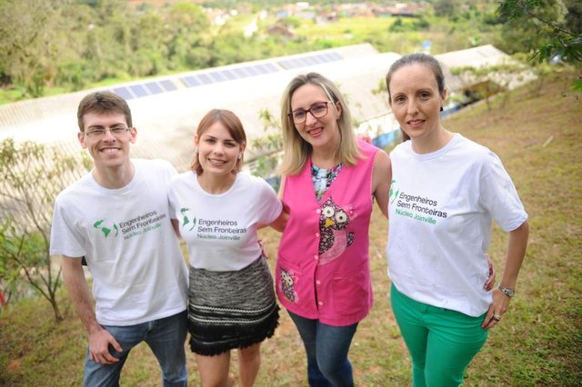JOINVILLE, SC, BRASIL (03-10-2017) - Da esquerda para a direita Giovani Wolff Sfreddo, de 27 anos, é voluntário da ONG; Bianca Particheli, de 25 anos, é diretora geral do núcleo joinvilense da ONG Engenheiros Sem Fronteiras; Vanessa Triervailer de Souza é diretora da Escola Júlio Machado da Luz e Michele Roberta Fischer, de 37 anos, é líder do projeto Escola Eficiente. (Foto: Maykon Lammerhirt, A Notícia) JOINVILLE, SC, BRASIL (03-10-2017) - Da esquerda para a direita Giovani Wolff Sfreddo, de 27 anos, é voluntário da ONG; Bianca Particheli, de 25 anos, é diretora geral do núcleo joinvilense da ONG Engenheiros Sem Fronteiras; Vanessa Triervailer de Souza é diretora da Escola Júlio Machado da Luz e Michele Roberta Fischer, de 37 anos, é líder do projeto Escola Eficiente. (Foto: Maykon Lammerhirt, A Notícia)