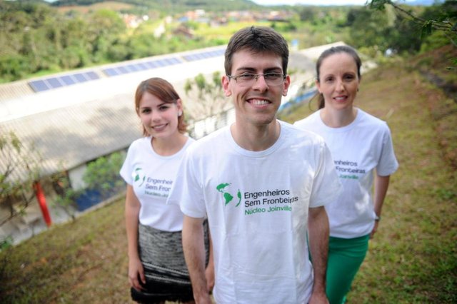 JOINVILLE, SC, BRASIL (03-10-2017) - Da esquerda para a direita Bianca Particheli, de 25 anos, é diretora geral do núcleo joinvilense da ONG Engenheiros Sem Fronteiras; Giovani Wolff Sfreddo, de 27 anos, é voluntário da ONG; e Michele Roberta Fischer, de 37 anos, é líder do projeto Escola Eficiente. (Foto: Maykon Lammerhirt, A Notícia) JOINVILLE, SC, BRASIL (03-10-2017) - Da esquerda para a direita Bianca Particheli, de 25 anos, é diretora geral do núcleo joinvilense da ONG Engenheiros Sem Fronteiras; Giovani Wolff Sfreddo, de 27 anos, é voluntário da ONG; e Michele Roberta Fischer, de 37 anos, é líder do projeto Escola Eficiente. (Foto: Maykon Lammerhirt, A Notícia)