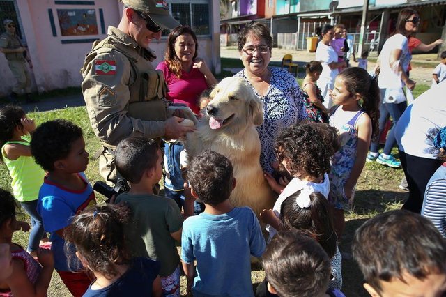 FLORIANÓPOLIS, SC, BRASIL, 04-10-2017: Operação Vila da Paz da Polícia Militar para a comunidade da Vila União. FLORIANÓPOLIS, SC, BRASIL, 04-10-2017: Operação Vila da Paz da Polícia Militar para a comunidade da Vila União.