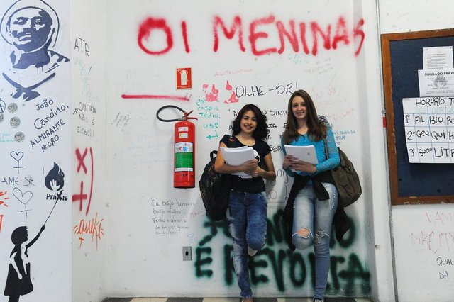  Santa Maria, RS, Brasil, 03/10/2017.As alunas Kétlin Vitória Santos Silva, 16 anos, e Rafaela Cardoso Machado, 17, se preparam para as provas do Exame Nacional do Ensino Médio (Enem) de 2017, que será realizado em dois domingos. As jovens acreditam que separar a prova assim é melhor e ajuda os candidatos a não ficarem tão nervosos nem tão cansados para responder as 180 questões, mais produzir a redação, do Exame.