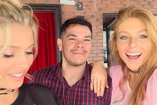 LEGENDA FOTO 2Produtor executivo e manezinho Diogo Lamarque com as modelos Júlia Cardones e Daiane Baron em campanha de calçados em Floripa.CRÉDITOSelfie/Divulgação LEGENDA FOTO 2Produtor executivo e manezinho Diogo Lamarque com as modelos Júlia Cardones e Daiane Baron em campanha de calçados em Floripa.CRÉDITOSelfie/Divulgação