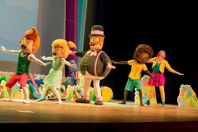 Um fenômeno infantil tem data marcada para aterrissar em Florianópolis: Mundo Bita, que já chegou a mais de 900 milhões de visualizações no Youtube e ganhou dois DVDs de ouro e dois de platina, vai chegar à capital pela primeira neste domingo, dia 1 de outubro. Querido pela criançada e pelos próprios pais, já que é super colorido e musical, estimula a formação dos pequenos com assuntos como saúde, inclusão, amor ao próximo e igualdade entre meninos e meninas, o Show do Bita será no Teatro Pedro Ivo, às 17h. Com 14 músicas, como A Diferença é o que nos une e Onde se fabrica o pensamento, o espetáculo traz a Ilha os personagens Lila, Dan, Tito, Bita e a cantora Flora. Ingressos na bilheteria do Teatro o no www.blueticket.com.br Um fenômeno infantil tem data marcada para aterrissar em Florianópolis: Mundo Bita, que já chegou a mais de 900 milhões de visualizações no Youtube e ganhou dois DVDs de ouro e dois de platina, vai chegar à capital pela primeira neste domingo, dia 1 de outubro. Querido pela criançada e pelos próprios pais, já que é super colorido e musical, estimula a formação dos pequenos com assuntos como saúde, inclusão, amor ao próximo e igualdade entre meninos e meninas, o Show do Bita será no Teatro Pedro Ivo, às 17h. Com 14 músicas, como A Diferença é o que nos une e Onde se fabrica o pensamento, o espetáculo traz a Ilha os personagens Lila, Dan, Tito, Bita e a cantora Flora. Ingressos na bilheteria do Teatro o no www.blueticket.com.br