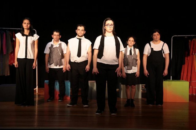 O Grupo de Teatro Arte para Todos apresenta a peça Doze Trabalhos no próximo sábado, 7 de outubro, às 20 horas, na Casa Iririú (Rua Guaíra, 634, Iririú). O Grupo de Teatro Arte para Todos apresenta a peça Doze Trabalhos no próximo sábado, 7 de outubro, às 20 horas, na Casa Iririú (Rua Guaíra, 634, Iririú).