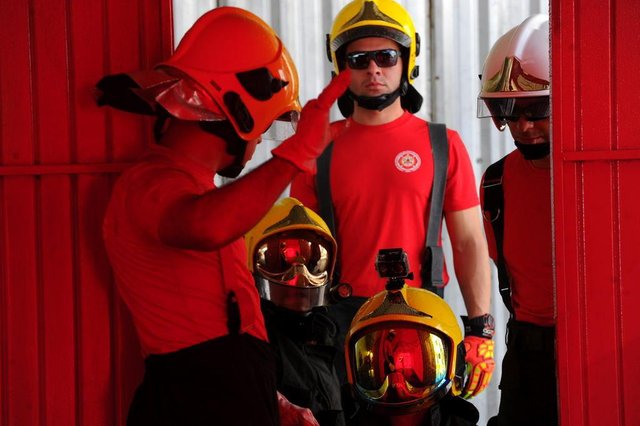 Santa maria, RS, Brasil , 05/10/2017.Treinamento dos bombeiros de santa maria em 05 de outubro de 2017. Curso de Instrutor de combate de incêndio e de operador de combate a incêndio em edificações. Um dos responsáveis pelo curso é o Capitão Joel (de capacete, que estava na primeira bateria) Santa maria, RS, Brasil , 05/10/2017.Treinamento dos bombeiros de santa maria em 05 de outubro de 2017. Curso de Instrutor de combate de incêndio e de operador de combate a incêndio em edificações. Um dos responsáveis pelo curso é o Capitão Joel (de capacete, que estava na primeira bateria)
