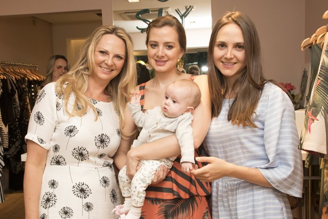rosana, ana paula e gabriela pruner com a pequena Martina rosana, ana paula e gabriela pruner com a pequena Martina