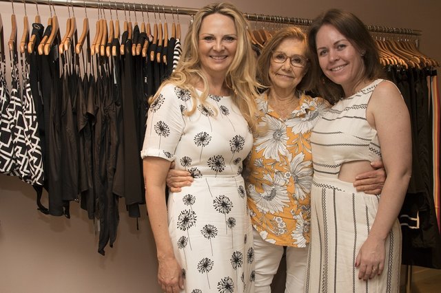 rosana, dona mônica e a estilista Elisa de Modesti rosana, dona mônica e a estilista Elisa de Modesti