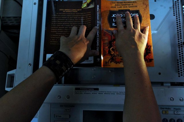  Santa maria, RS, Brasil, 06/10/2017.A UFSM recebeu uma orientação da Associação Brasileira de Direitos Reprográficos (ABDR) para que os permissionários (locais de xerox) dentro dos campi não façam cópias integrais de livros ou de capítulos inteiros de obras. De acordo com a SBDR, este tipo de cópia fere os direitos autorais das obras.Indexador: GERMANO RORATO