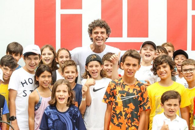 LEGENDA FOTO 2Tricampeão de Roland Garros e o atleta mais querido do Brasil, abraçando as crianças numa metáfora ao projeto Guga Tênis, lançado para marcar o início da Semana Guga Kuerten que vai até o dia 15 no Jurerê Sport Center.CÉDITOCaio Graça, Divulgação LEGENDA FOTO 2Tricampeão de Roland Garros e o atleta mais querido do Brasil, abraçando as crianças numa metáfora ao projeto Guga Tênis, lançado para marcar o início da Semana Guga Kuerten que vai até o dia 15 no Jurerê Sport Center.CÉDITOCaio Graça, Divulgação
