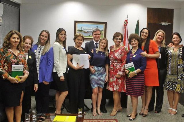 LEGENDA FOTO 3Senador catarinense Dário Berger apresentou às Mulheres do PMDB que participaram de um encontro em Brasília quinta-feira sua noiva, Elaine Cristina Huber. Dizem que o casamento será em breve, de olho numa possível candidatura ao Governo do Estado. Não podemos negar: Michel Temer, Eduardo Pinho Moreira, Eduardo Cunha e Dário Berger, de mulheres novas e bonitas, esses peemedebistas entendemCRÉDITO Rita Campos, Divulgação LEGENDA FOTO 3Senador catarinense Dário Berger apresentou às Mulheres do PMDB que participaram de um encontro em Brasília quinta-feira sua noiva, Elaine Cristina Huber. Dizem que o casamento será em breve, de olho numa possível candidatura ao Governo do Estado. Não podemos negar: Michel Temer, Eduardo Pinho Moreira, Eduardo Cunha e Dário Berger, de mulheres novas e bonitas, esses peemedebistas entendemCRÉDITO Rita Campos, Divulgação