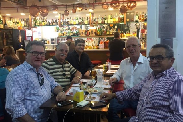 LEGENDA FOTO 4Médico Celso Empinotti levou para conhecer o Box 32 sexta-feira dois liminares da medicina que vieram participar em Floripa do VIII Congresso da Sociedade Brasileira de Cirurgia Bariátrica e Metabólica que termina neste sábado em Floripa com dois mil participantes: Héctor Geninazzi, professor Titular de Medicina da Universidade Nacional do Uruguai e João Batista Marchesini, professor titular e emérito de Medicina da Universidade Federal do Paraná. E com eles na mesa, o Juiz Federal Ivori Schaefer e o Procurador Georgino Mello e SilvaCRÉDITOBeto Barreiros, Divulgação LEGENDA FOTO 4Médico Celso Empinotti levou para conhecer o Box 32 sexta-feira dois liminares da medicina que vieram participar em Floripa do VIII Congresso da Sociedade Brasileira de Cirurgia Bariátrica e Metabólica que termina neste sábado em Floripa com dois mil participantes: Héctor Geninazzi, professor Titular de Medicina da Universidade Nacional do Uruguai e João Batista Marchesini, professor titular e emérito de Medicina da Universidade Federal do Paraná. E com eles na mesa, o Juiz Federal Ivori Schaefer e o Procurador Georgino Mello e SilvaCRÉDITOBeto Barreiros, Divulgação