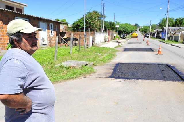  SANTA MARIA, RS, BRASIL. 03/10/2017.Di&aacute;rio nos Bairros &iquest; Nova Santa Marta. problemas com a abertura de buracos pela corsan na Rua Jacu&iacute;, assim como a falta de ilumina&ccedil;&atilde;o nos postes. CASE: Gilmar de Melo (estava de bon&eacute;, com a blusa preta)Eloisa Santos de Melo (estava com uma blusa azul)FOTO: GABRIEL HAESBAERT / NEWCO DSM