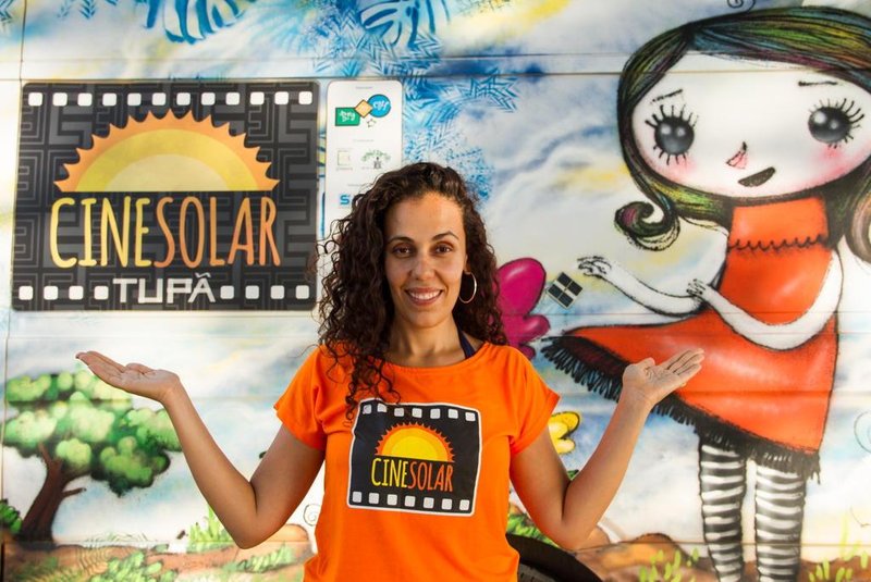 Cynthia Alario, idealizadora e coordenadora do Cinesolar, projeto que percorre o país de van exibindo filmes com equipamento movido a energia solar.