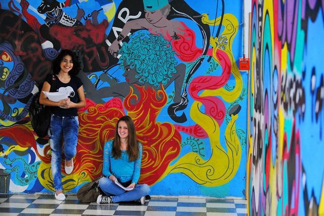  Santa Maria, RS, Brasil, 03/10/2017.As alunas Kétlin Vitória Santos Silva, 16 anos, e Rafaela Cardoso Machado, 17, se preparam para as provas do Exame Nacional do Ensino Médio (Enem) de 2017, que será realizado em dois domingos. As jovens acreditam que separar a prova assim é melhor e ajuda os candidatos a não ficarem tão nervosos nem tão cansados para responder as 180 questões, mais produzir a redação, do Exame.