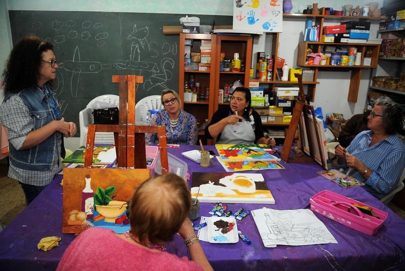 CAXIAS DO SUL, RS, BRASIL 03/10/2017Mulheres que enfrentam tratamento contra o câncer de mama participam de oficinas de arte no CAAPS. (Felipe Nyland/Agência RBS)