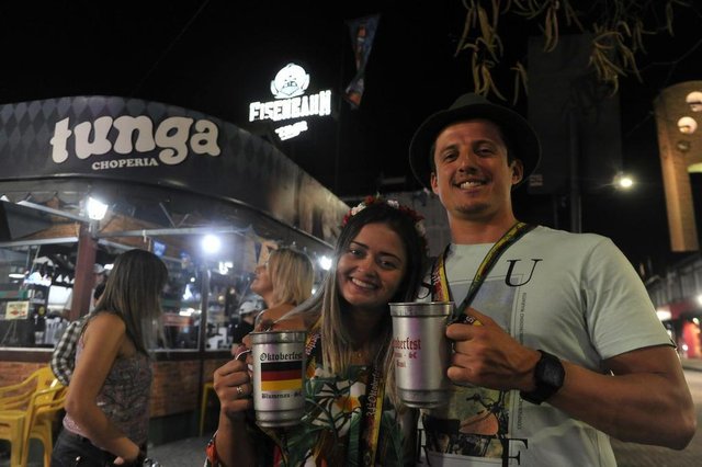 Faces da oktober: Tunga. CASE: Ludmila Bezerra e Renan Adam Faces da oktober: Tunga. CASE: Ludmila Bezerra e Renan Adam