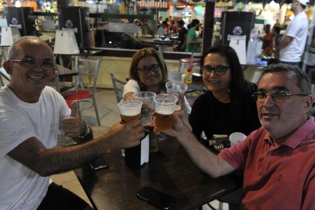 Faces da oktober: Tunga. CASE: Hermanegildo Cesar, o Gildo, 58 (branco) e Manoel Tomaz de Almeida Neto, 59, com as esposas Fátima e Ana Maria Faces da oktober: Tunga. CASE: Hermanegildo Cesar, o Gildo, 58 (branco) e Manoel Tomaz de Almeida Neto, 59, com as esposas Fátima e Ana Maria